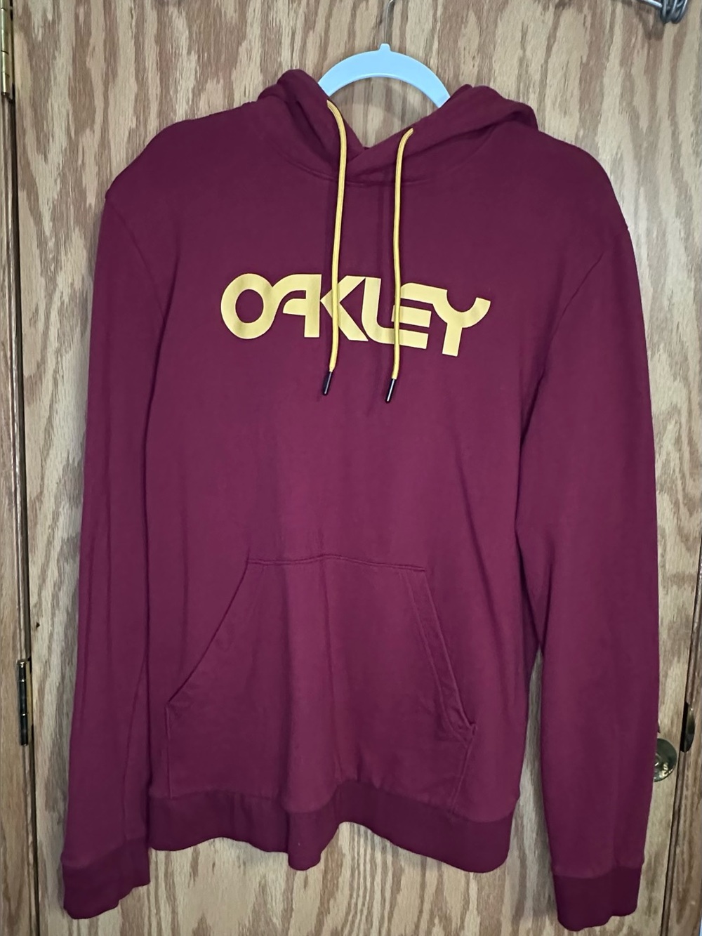 Men’s Size Medium Oakley Burgundy Lightweight Hoodie with Gold Drawcords